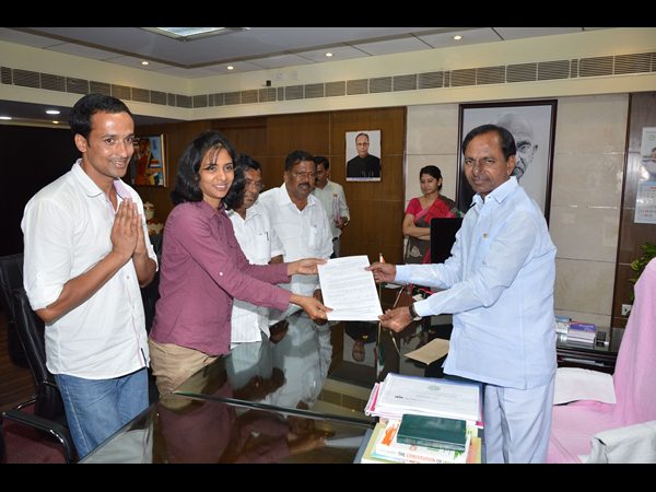  కేసీఆర్‌తో వాల్‌మార్ట్‌, ట్రైనీ పైలెట్‌కు 25 లక్షలు