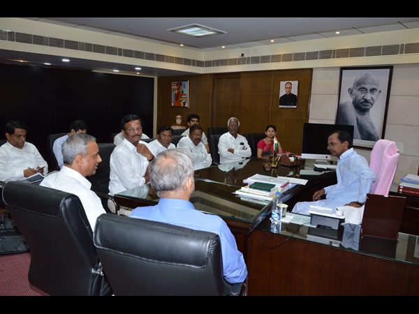 కేసీఆర్‌తో వాల్‌మార్ట్‌, ట్రైనీ పైలెట్‌కు 25 లక్షలు 