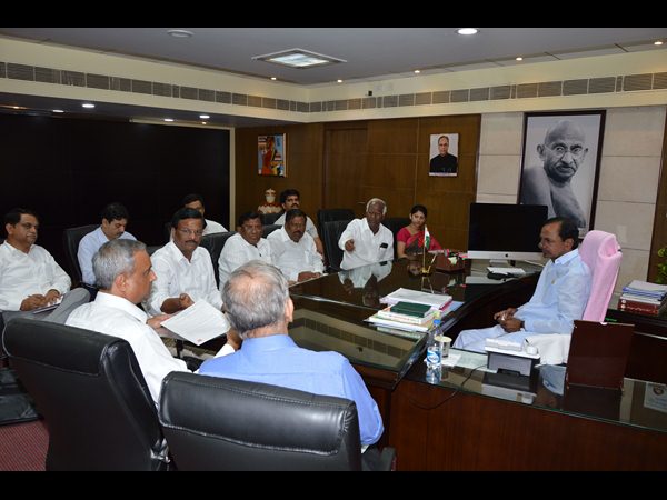  కేసీఆర్‌తో వాల్‌మార్ట్‌, ట్రైనీ పైలెట్‌కు 25 లక్షలు