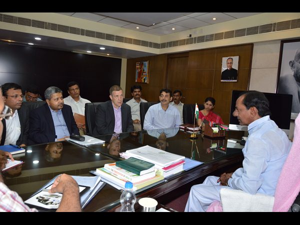 కేసీఆర్‌తో వాల్‌మార్ట్‌, ట్రైనీ పైలెట్‌కు 25 లక్షలు