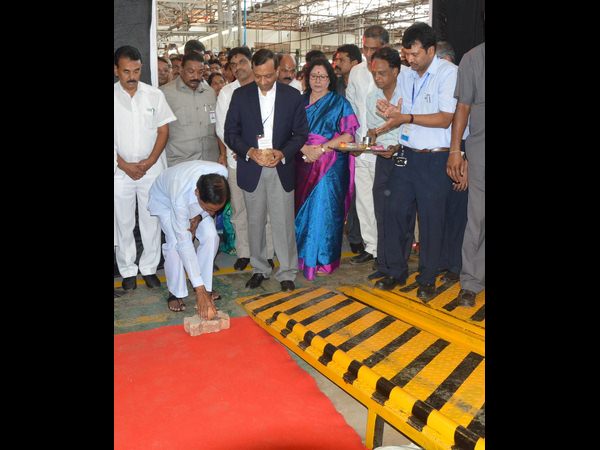 'అన్ని వసతులు కల్పిస్తాం, మా బిడ్డలకు ఉద్యోగాలివ్వండి'