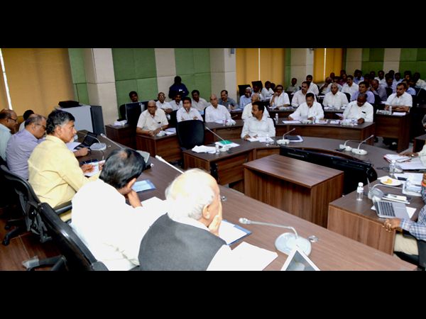 నీరు-చెట్టు పథకంపై చంద్రబాబు అంసతృప్తి నీరు-చెట్టు పథకంపై చంద్రబాబు అంసతృప్తి