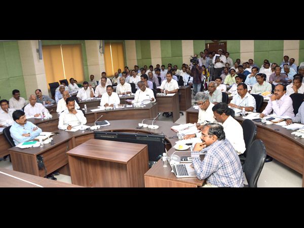 నీరు-చెట్టు పథకంపై చంద్రబాబు అంసతృప్తి నీరు-చెట్టు పథకంపై చంద్రబాబు అంసతృప్తి
