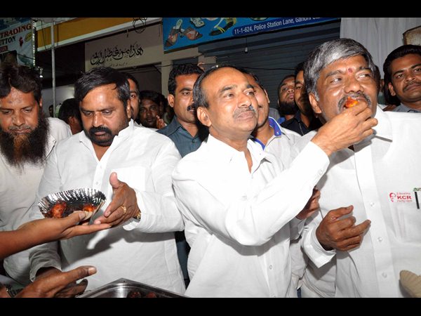 చికెన్ అండ్ ఎగ్ మేళా: టీఆర్ఎస్ మంత్రులు