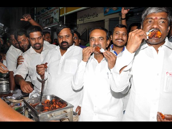 చికెన్ అండ్ ఎగ్ మేళా: టీఆర్ఎస్ మంత్రులు 
