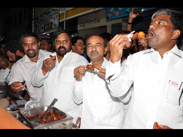 చికెన్ అండ్ ఎగ్ మేళా: టీఆర్ఎస్ మంత్రులు 