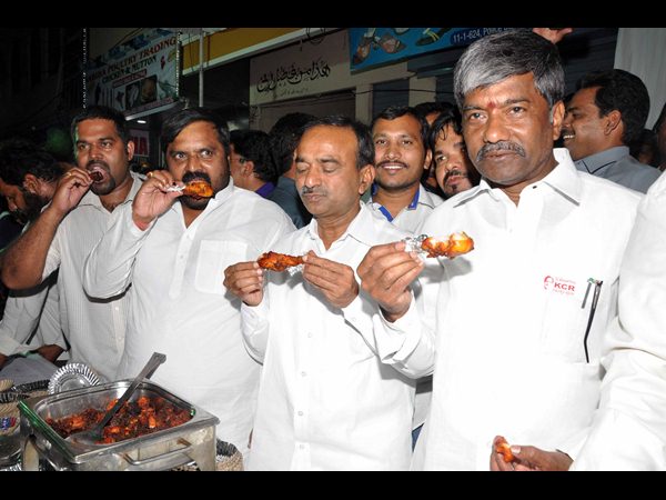 చికెన్ అండ్ ఎగ్ మేళా: టీఆర్ఎస్ మంత్రులు 