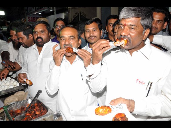 చికెన్ అండ్ ఎగ్ మేళా: టీఆర్ఎస్ మంత్రులు