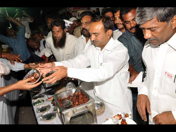 చికెన్ అండ్ ఎగ్ మేళా: టీఆర్ఎస్ మంత్రులు 