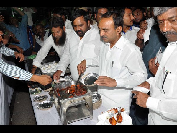 చికెన్ అండ్ ఎగ్ మేళా: టీఆర్ఎస్ మంత్రులు 