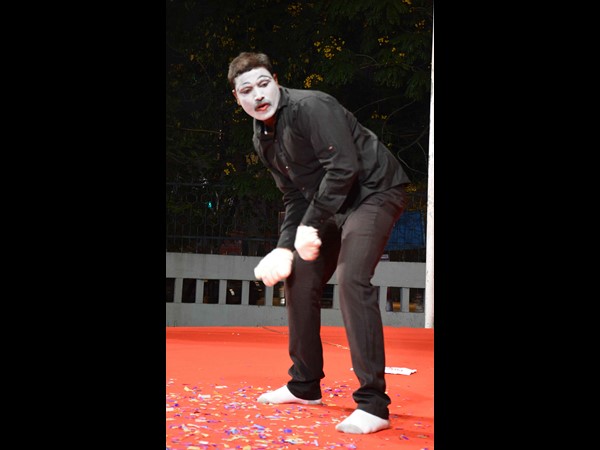 సిల్క్ వస్త్రాల నుంచి గులాబీలు ఓ అద్భుతం