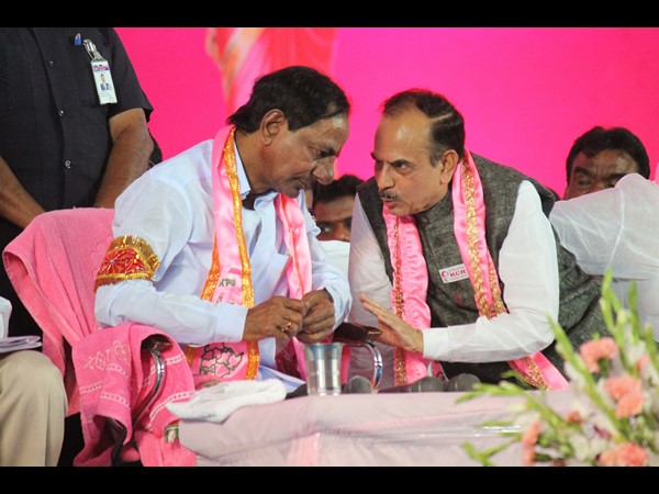 మహమూద్ అలీతో కెసిఆర్ ఇలా...