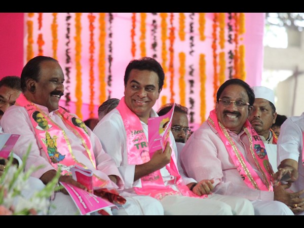 ఈ ముగ్గురు ఉల్లాసంగా...