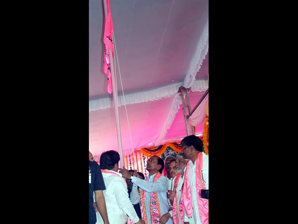 జెండాను ఆవిష్కరిస్తూ...