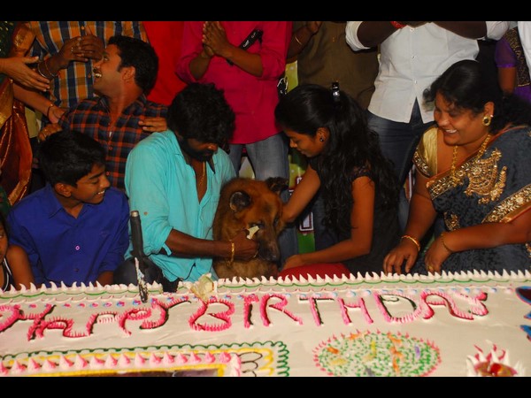 శునకరాజానికి జన్మదిన వేడుకలు