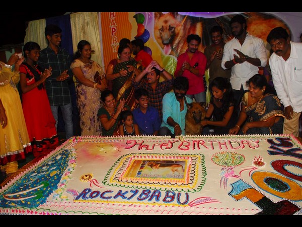 శునకరాజానికి జన్మదిన వేడుకలు