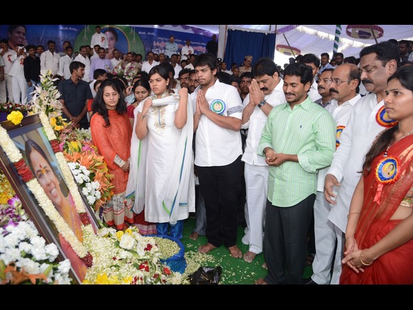 షర్మిల అనే చెల్లె, శోభమ్మ అనే అక్క: జగన్ షర్మిల అనే చెల్లె, శోభమ్మ అనే అక్క: జగన్