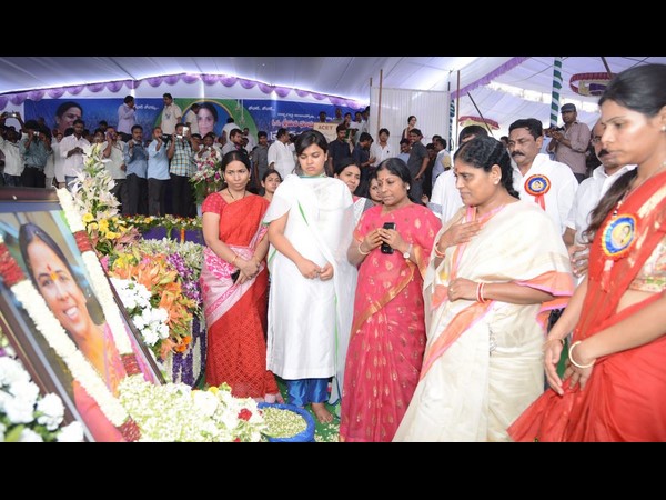 షర్మిల అనే చెల్లె, శోభమ్మ అనే అక్క: జగన్ షర్మిల అనే చెల్లె, శోభమ్మ అనే అక్క: జగన్