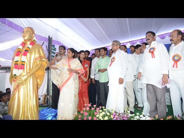 షర్మిల అనే చెల్లె, శోభమ్మ అనే అక్క: జగన్ షర్మిల అనే చెల్లె, శోభమ్మ అనే అక్క: జగన్