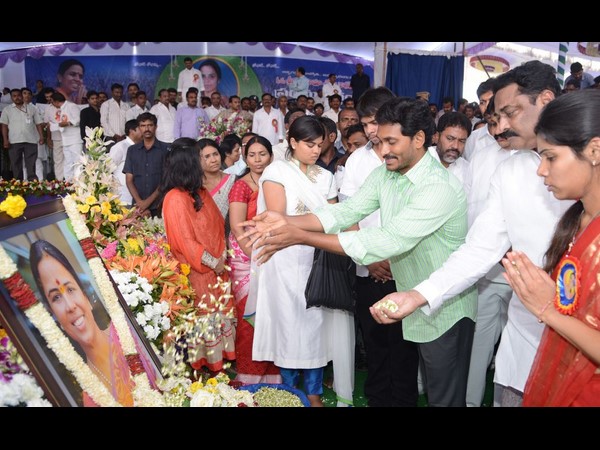 షర్మిల అనే చెల్లె, శోభమ్మ అనే అక్క: జగన్ షర్మిల అనే చెల్లె, శోభమ్మ అనే అక్క: జగన్