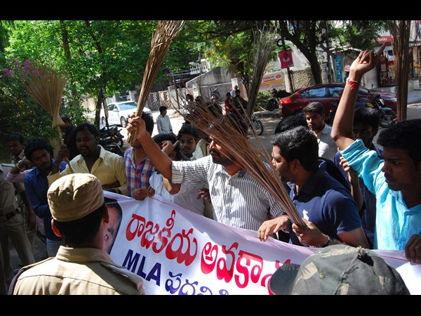 చావుడప్పులు..