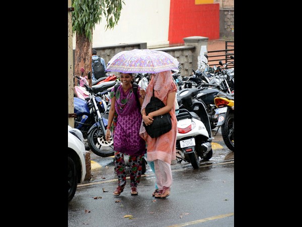 మండే వేసవిలో వాన ఊరట: చల్లదనం మండే వేసవిలో వాన ఊరట: చల్లదనం