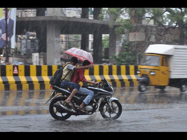 మండే వేసవిలో వాన ఊరట: చల్లదనం మండే వేసవిలో వాన ఊరట: చల్లదనం