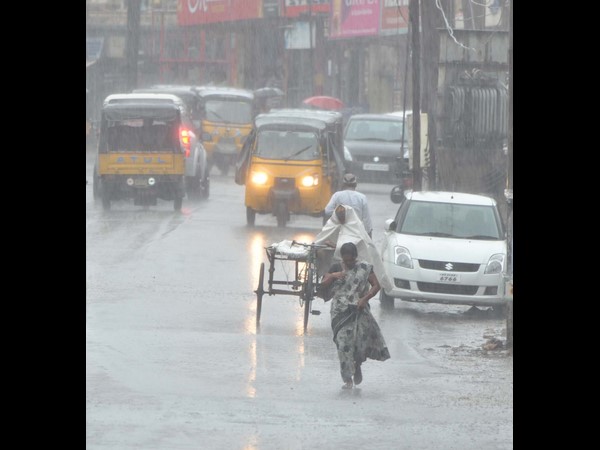 మండే వేసవిలో వాన ఊరట: చల్లదనం మండే వేసవిలో వాన ఊరట: చల్లదనం