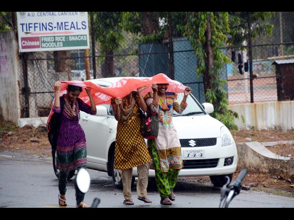 మండే వేసవిలో వాన ఊరట: చల్లదనం మండే వేసవిలో వాన ఊరట: చల్లదనం
