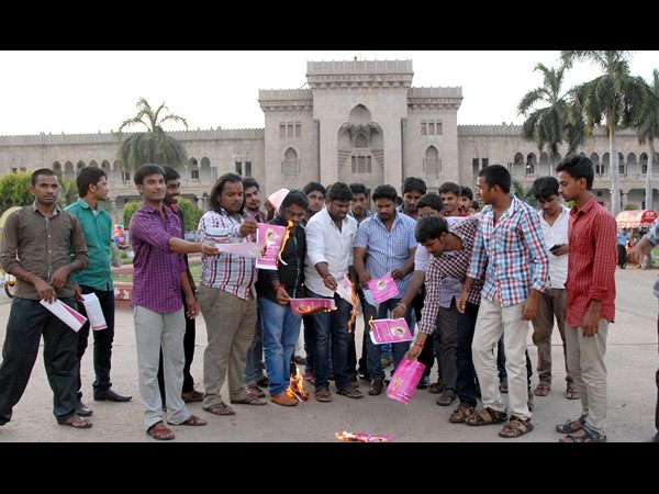 ఓయూలో ర్యాలీ, కేసీఆర్ దిష్టిబొమ్మ దహనం