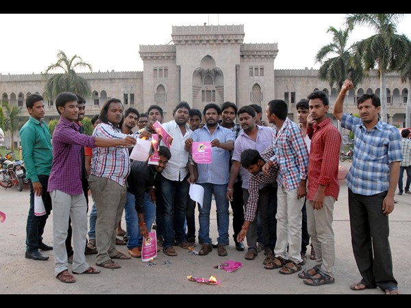 ఓయూలో ర్యాలీ, కేసీఆర్ దిష్టిబొమ్మ దహనం