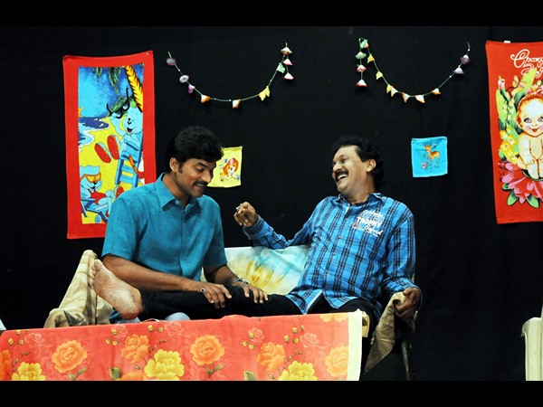 రాజేంద్రుని చేతుల మీదగా నాటక పోటీలు