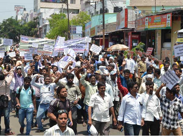 అగ్రిగోల్డ్ బాధితుల ర్యాలీ: కలెక్టరేట్ ముట్టడి అగ్రిగోల్డ్ బాధితుల ర్యాలీ: కలెక్టరేట్ ముట్టడి