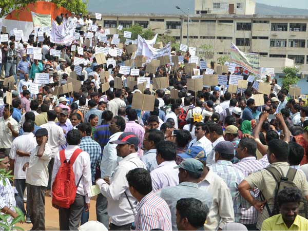 అగ్రిగోల్డ్ బాధితుల ర్యాలీ: కలెక్టరేట్ ముట్టడి అగ్రిగోల్డ్ బాధితుల ర్యాలీ: కలెక్టరేట్ ముట్టడి