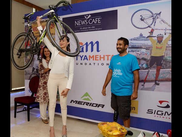 ఒంటి చేత్తో పైకెత్తా..