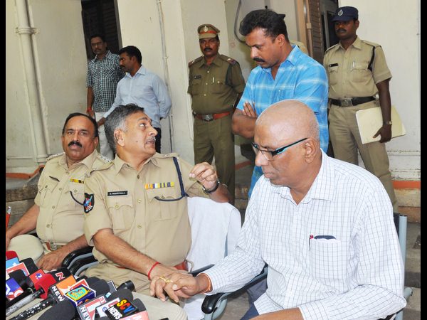 స్మగ్లర్ సోము రవిపై పిడి యాక్ట్