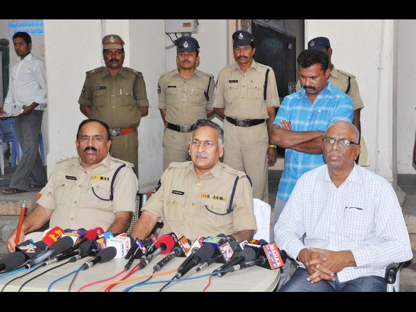 స్మగ్లర్ సోము రవిపై పిడి యాక్ట్