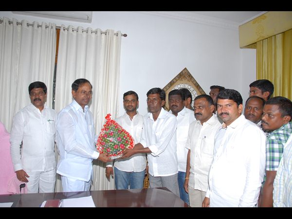 మోతె రుణం తీర్చుకుంటా: గ్రామస్తులతో కేసీఆర్