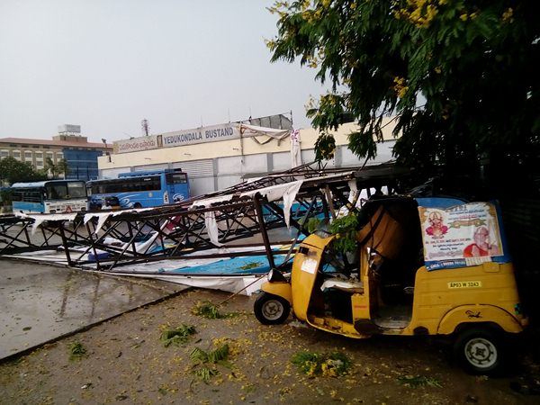 గాలి, వాన బీభత్సం