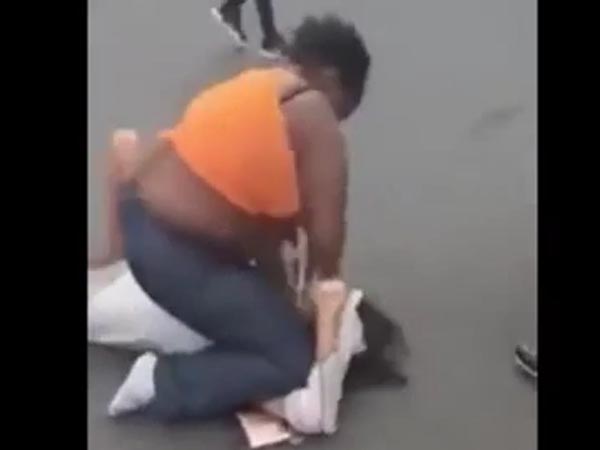 car parking problems... 2 women fight in new york car parking problems... 2 women fight in new york
