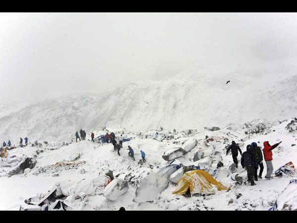 మౌంట్ ఎవరెస్ట్ వద్ద నేపాల్ భూకంపం మిగిల్చిన విషాదం