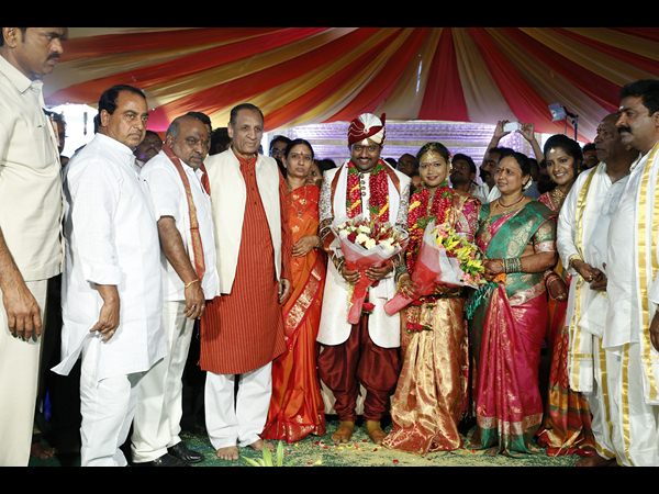 పెళ్లిసందడి: వధూవరులను ఆశీర్వదించారు