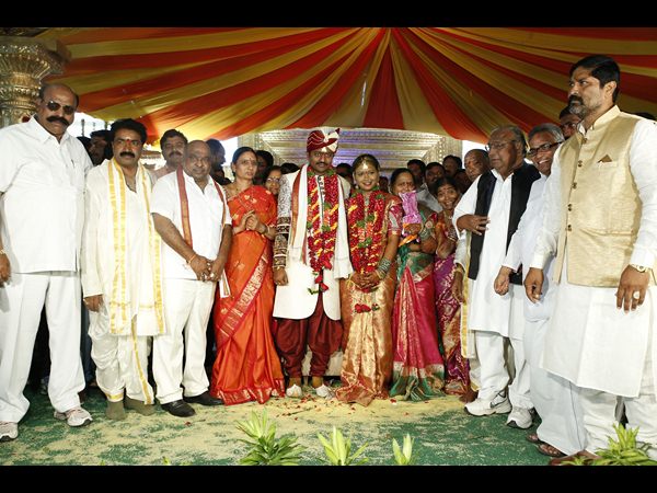 పెళ్లిసందడి: వధూవరులను ఆశీర్వదించారు 