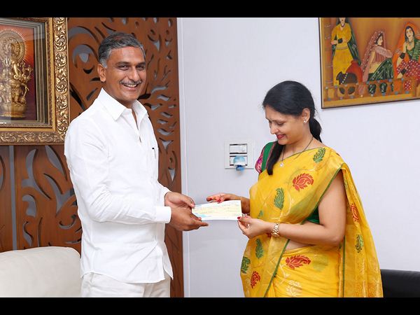 NRI V.Geetha Sudhakar Rao Donated 10 Lakhs Rupees Cheque to Harish rao NRI V.Geetha Sudhakar Rao Donated 10 Lakhs Rupees Cheque to Harish rao