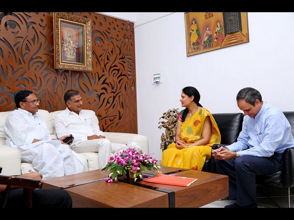 NRI V.Geetha Sudhakar Rao Donated 10 Lakhs Rupees Cheque to Harish rao NRI V.Geetha Sudhakar Rao Donated 10 Lakhs Rupees Cheque to Harish rao