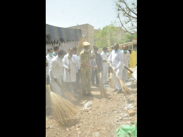 నీలోఫర్‌ను ఊడ్చేసిన పోలీసులు, వైద్యులు