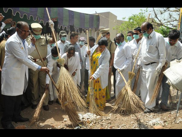  నీలోఫర్‌ను ఊడ్చేసిన పోలీసులు, వైద్యులు