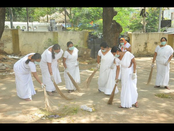  నీలోఫర్‌ను ఊడ్చేసిన పోలీసులు, వైద్యులు