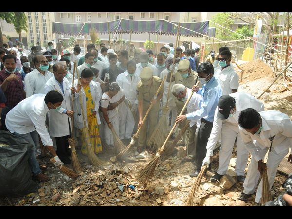  నీలోఫర్‌ను ఊడ్చేసిన పోలీసులు, వైద్యులు