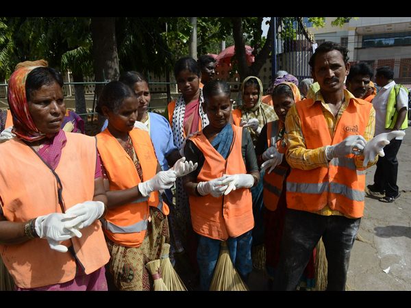  నీలోఫర్‌ను ఊడ్చేసిన పోలీసులు, వైద్యులు